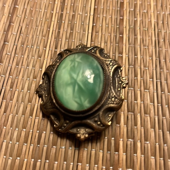 Vintage Green Cameo Brooch With Large Green Stone and Metal Setting - Picture 2 of 8
